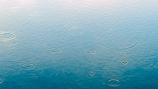 Kapky deště na vodě