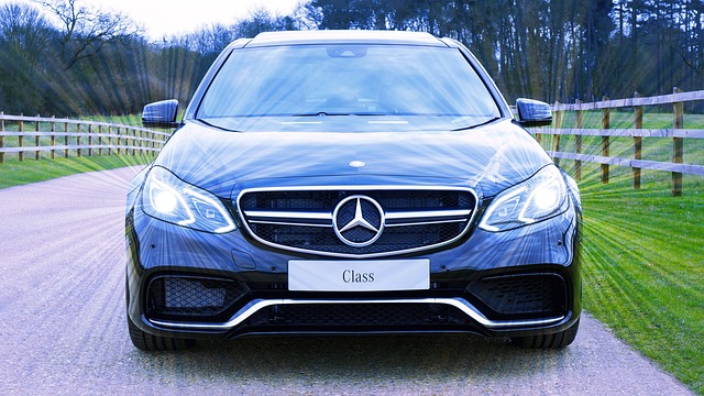 Mnoho lidí chce nový automobil.